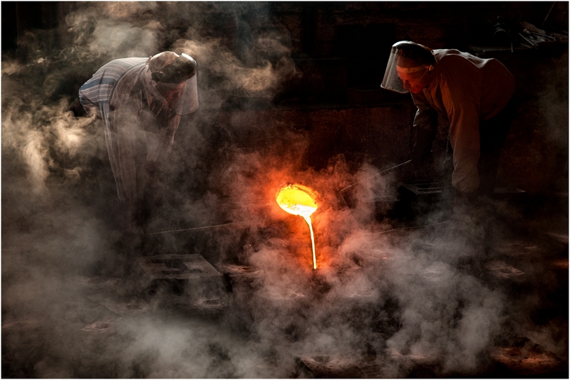 577 - POURING IRON - WHITE JOHN - united kingdom.jpg